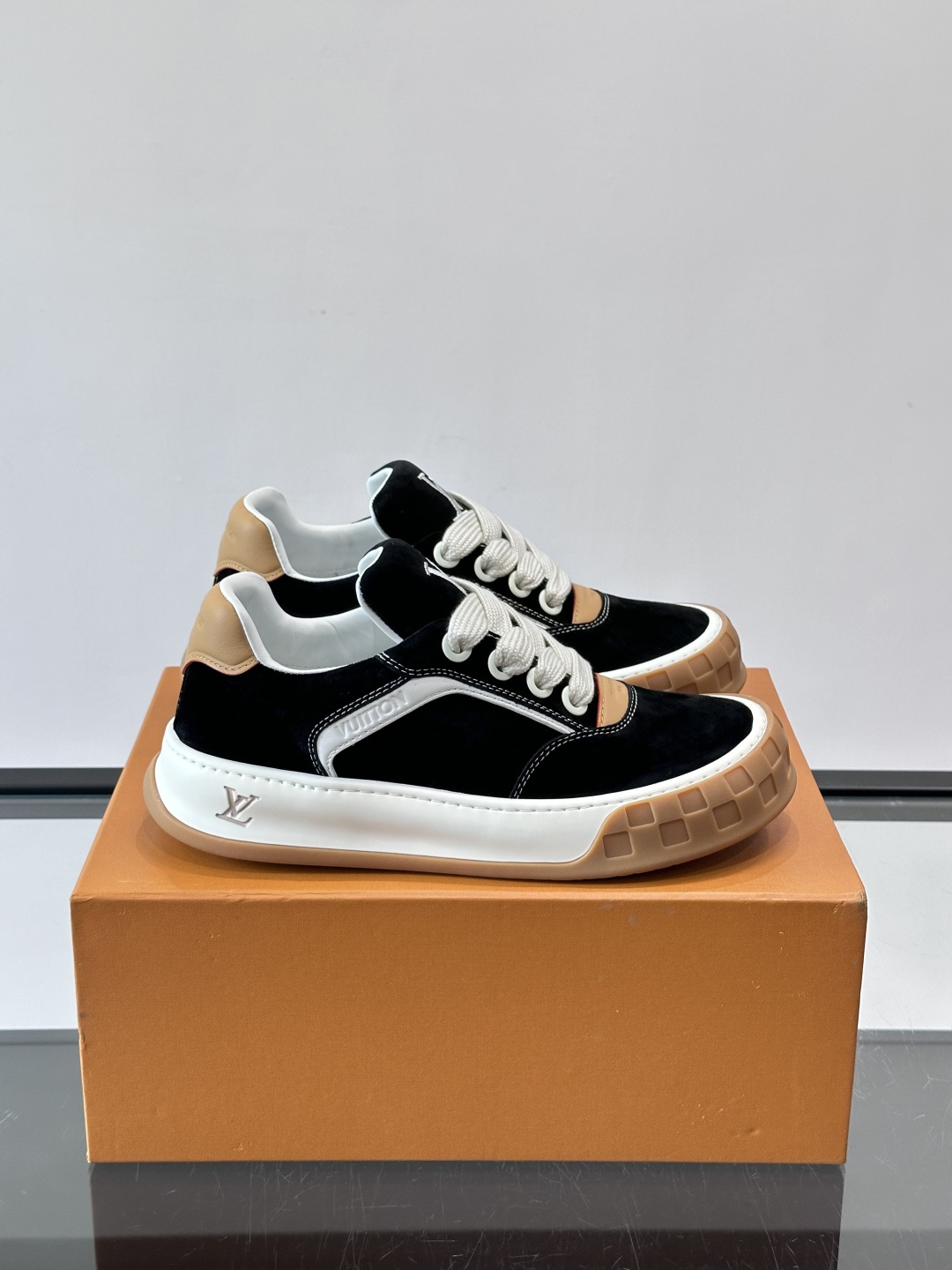 ​​LV Tilted饼干鞋​​👟LV Tilted饼干鞋是路易威登SS26春夏系列新品，采用绒面牛皮革