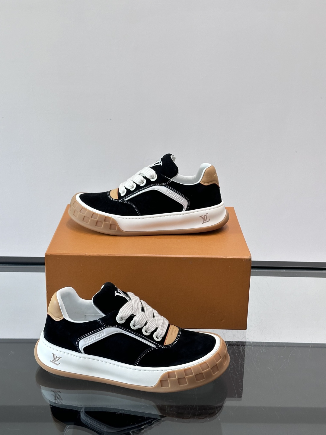 LV Tilted饼干鞋👟LV Tilted饼干鞋是路易威登SS26春夏系列新品,采用绒面牛皮革 LV Tilted饼干鞋👟LV Tilted饼干鞋是路易威登SS26春夏系列新品,采用绒面牛皮革