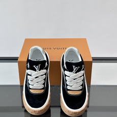 LV Tilted饼干鞋👟LV Tilted饼干鞋是路易威登SS26春夏系列新品,采用绒面牛皮革 LV Tilted饼干鞋👟LV Tilted饼干鞋是路易威登SS26春夏系列新品,采用绒面牛皮革