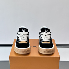 LV Tilted饼干鞋👟LV Tilted饼干鞋是路易威登SS26春夏系列新品,采用绒面牛皮革 LV Tilted饼干鞋👟LV Tilted饼干鞋是路易威登SS26春夏系列新品,采用绒面牛皮革