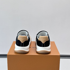 LV Tilted饼干鞋👟LV Tilted饼干鞋是路易威登SS26春夏系列新品,采用绒面牛皮革 LV Tilted饼干鞋👟LV Tilted饼干鞋是路易威登SS26春夏系列新品,采用绒面牛皮革