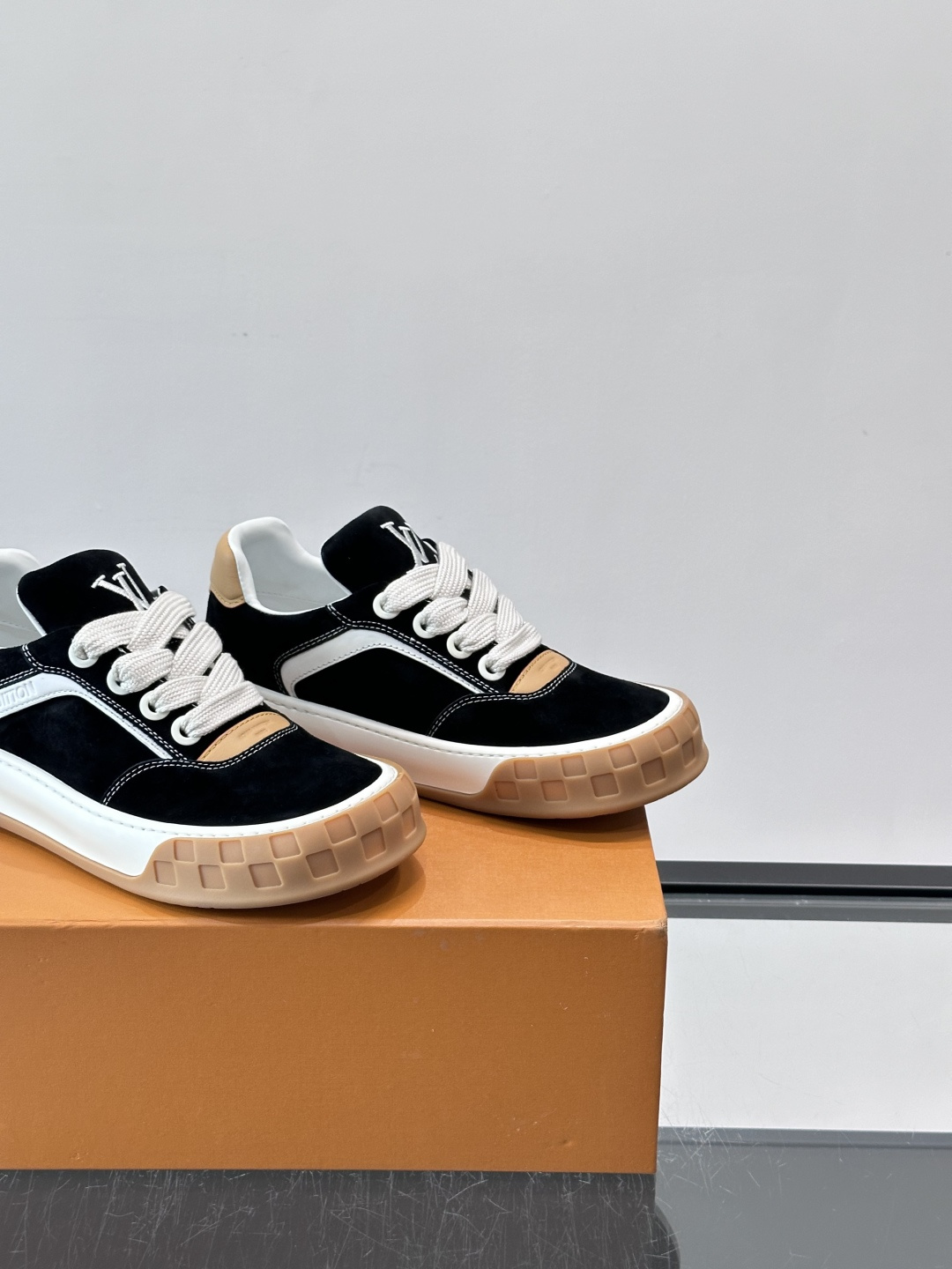 LV Tilted饼干鞋👟LV Tilted饼干鞋是路易威登SS26春夏系列新品,采用绒面牛皮革 LV Tilted饼干鞋👟LV Tilted饼干鞋是路易威登SS26春夏系列新品,采用绒面牛皮革