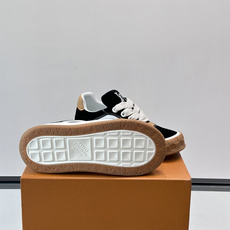 LV Tilted饼干鞋👟LV Tilted饼干鞋是路易威登SS26春夏系列新品,采用绒面牛皮革 LV Tilted饼干鞋👟LV Tilted饼干鞋是路易威登SS26春夏系列新品,采用绒面牛皮革