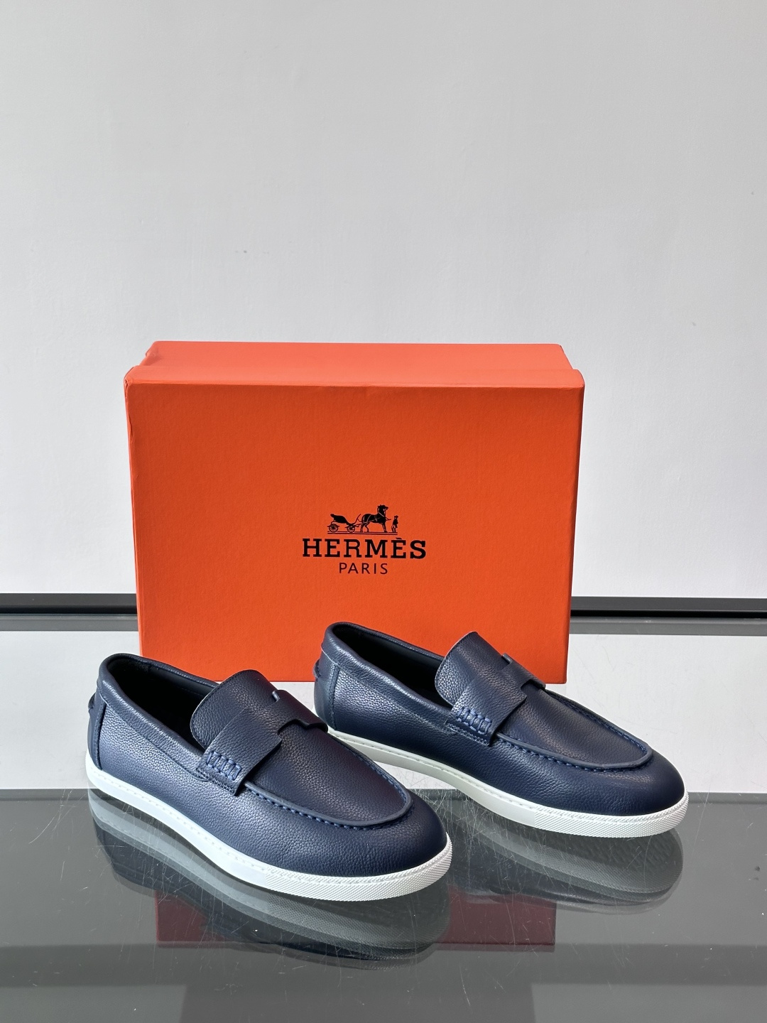 👞爱马仕H标麂皮乐福鞋,麂皮➕牛皮材质,柔软舒适,搭配标志性“H”字形装饰,简约又有辨识度✨。软底设计, 👞爱马仕H标麂皮乐福鞋,麂皮➕牛皮材质,柔软舒适,搭配标志性“H”字形装饰,简约又有辨识度✨。软底设计,
