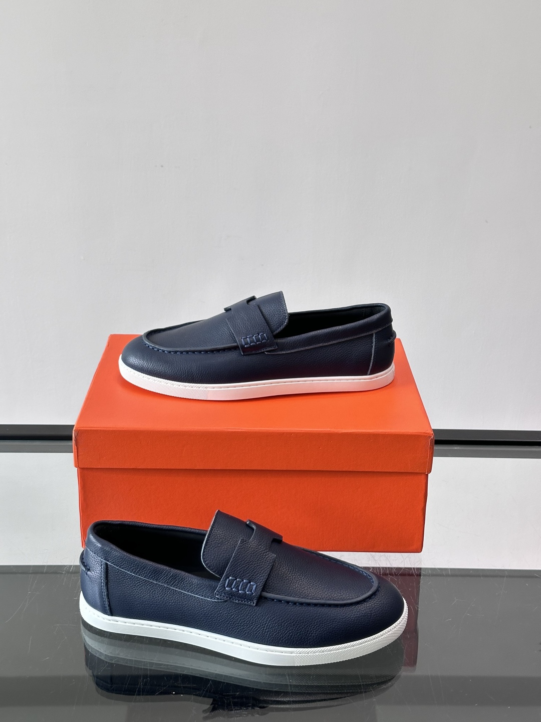 👞爱马仕H标麂皮乐福鞋,麂皮➕牛皮材质,柔软舒适,搭配标志性“H”字形装饰,简约又有辨识度✨。软底设计, 👞爱马仕H标麂皮乐福鞋,麂皮➕牛皮材质,柔软舒适,搭配标志性“H”字形装饰,简约又有辨识度✨。软底设计,
