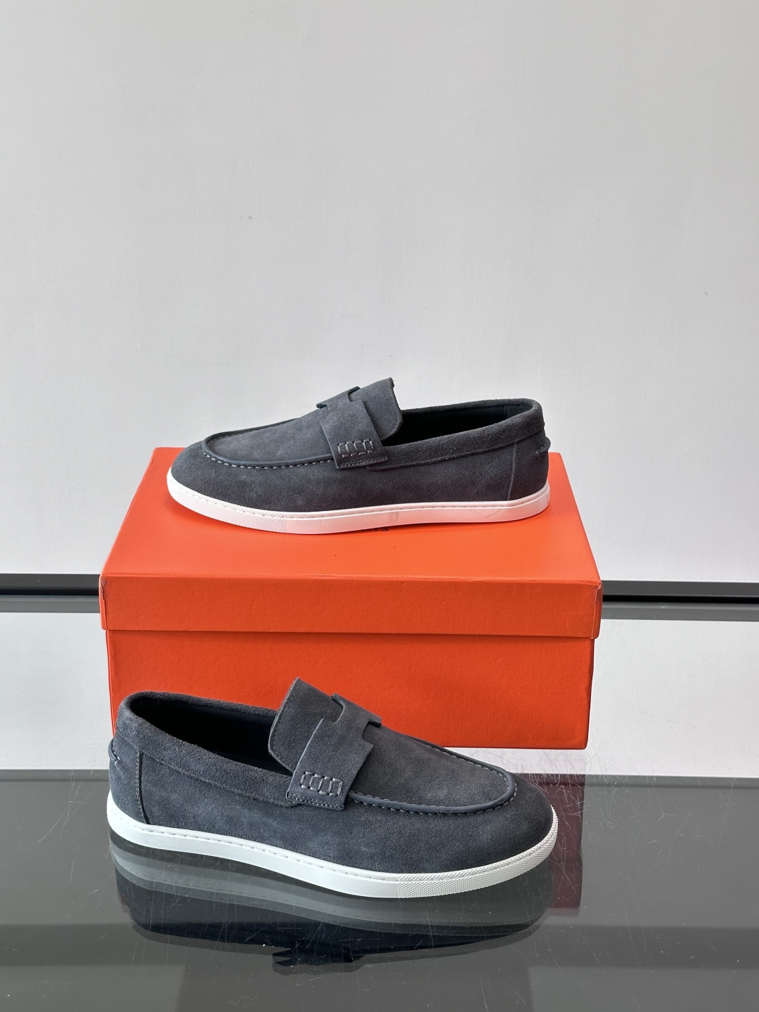 👞爱马仕H标麂皮乐福鞋,麂皮➕牛皮材质,柔软舒适,搭配标志性“H”字形装饰,简约又有辨识度✨。软底设计, 👞爱马仕H标麂皮乐福鞋,麂皮➕牛皮材质,柔软舒适,搭配标志性“H”字形装饰,简约又有辨识度✨。软底设计,