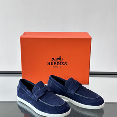 👞爱马仕H标麂皮乐福鞋,麂皮➕牛皮材质,柔软舒适,搭配标志性“H”字形装饰,简约又有辨识度✨。软底设计, 👞爱马仕H标麂皮乐福鞋,麂皮➕牛皮材质,柔软舒适,搭配标志性“H”字形装饰,简约又有辨识度✨。软底设计,