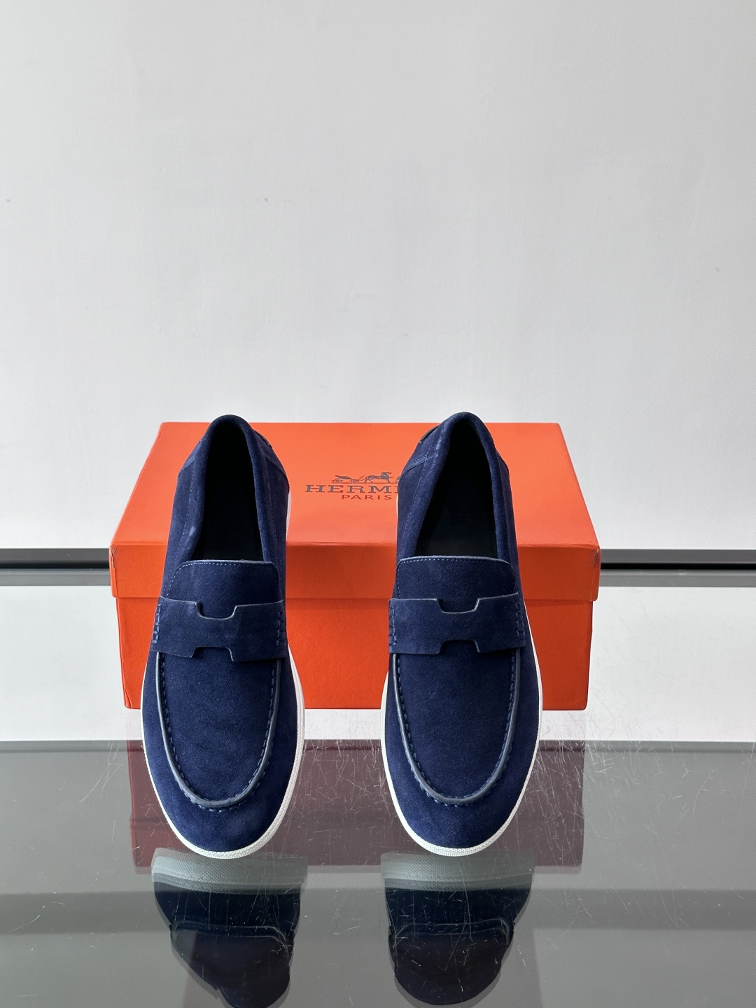 👞爱马仕H标麂皮乐福鞋,麂皮➕牛皮材质,柔软舒适,搭配标志性“H”字形装饰,简约又有辨识度✨。软底设计, 👞爱马仕H标麂皮乐福鞋,麂皮➕牛皮材质,柔软舒适,搭配标志性“H”字形装饰,简约又有辨识度✨。软底设计,