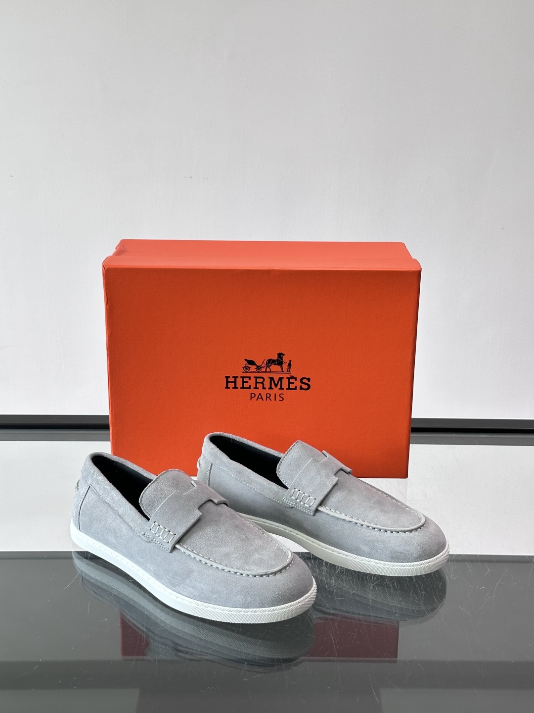 👞爱马仕H标麂皮乐福鞋，麂皮➕牛皮材质，柔软舒适，搭配标志性“H”字形装饰，简约又有辨识度✨。软底设计，