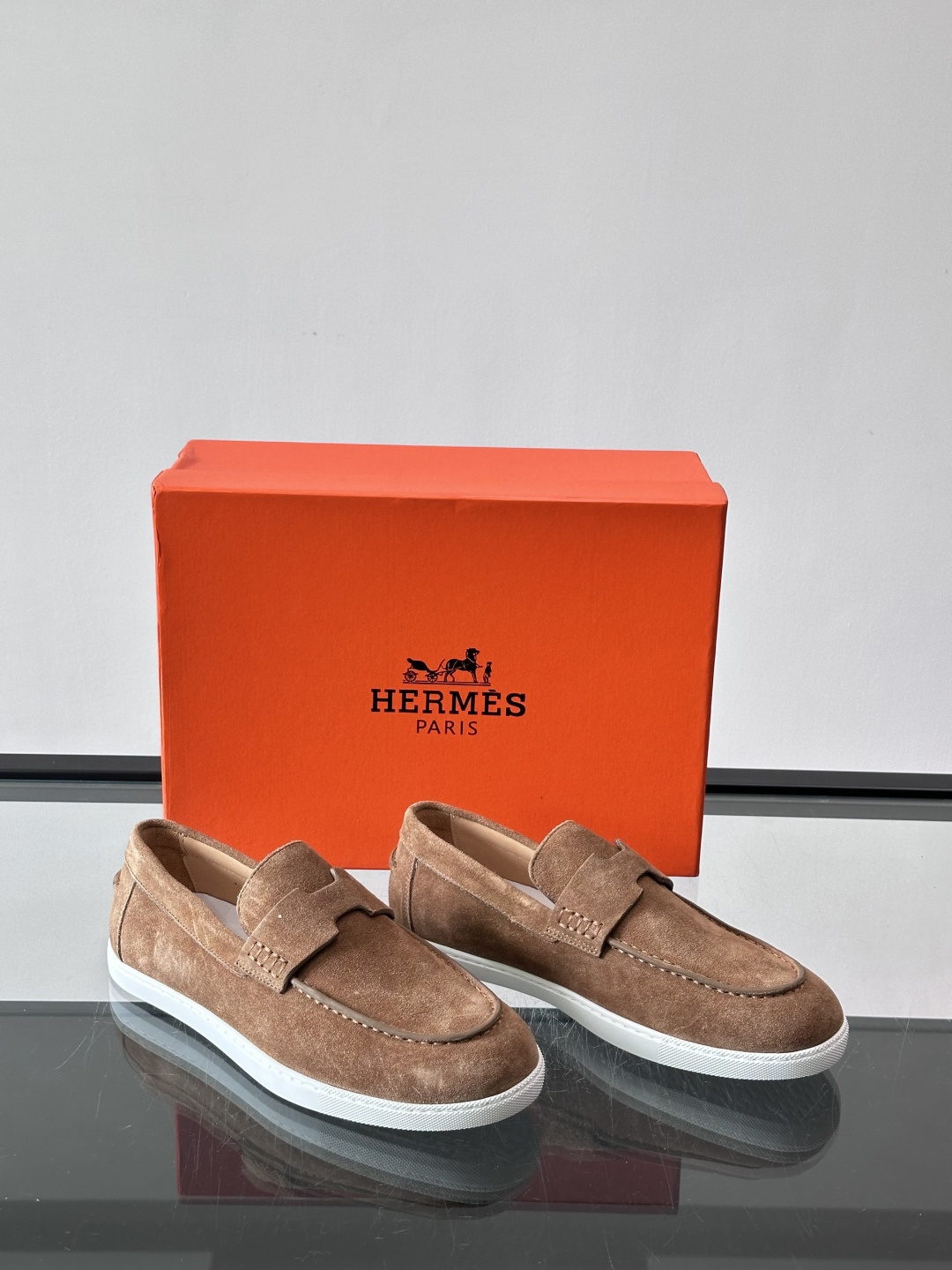 👞爱马仕H标麂皮乐福鞋,麂皮➕牛皮材质,柔软舒适,搭配标志性“H”字形装饰,简约又有辨识度✨。软底设计, 👞爱马仕H标麂皮乐福鞋,麂皮➕牛皮材质,柔软舒适,搭配标志性“H”字形装饰,简约又有辨识度✨。软底设计,