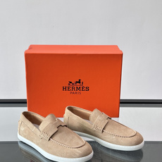 👞爱马仕H标麂皮乐福鞋,麂皮➕牛皮材质,柔软舒适,搭配标志性“H”字形装饰,简约又有辨识度✨。软底设计, 👞爱马仕H标麂皮乐福鞋,麂皮➕牛皮材质,柔软舒适,搭配标志性“H”字形装饰,简约又有辨识度✨。软底设计,