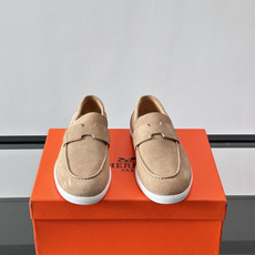 👞爱马仕H标麂皮乐福鞋,麂皮➕牛皮材质,柔软舒适,搭配标志性“H”字形装饰,简约又有辨识度✨。软底设计, 👞爱马仕H标麂皮乐福鞋,麂皮➕牛皮材质,柔软舒适,搭配标志性“H”字形装饰,简约又有辨识度✨。软底设计,