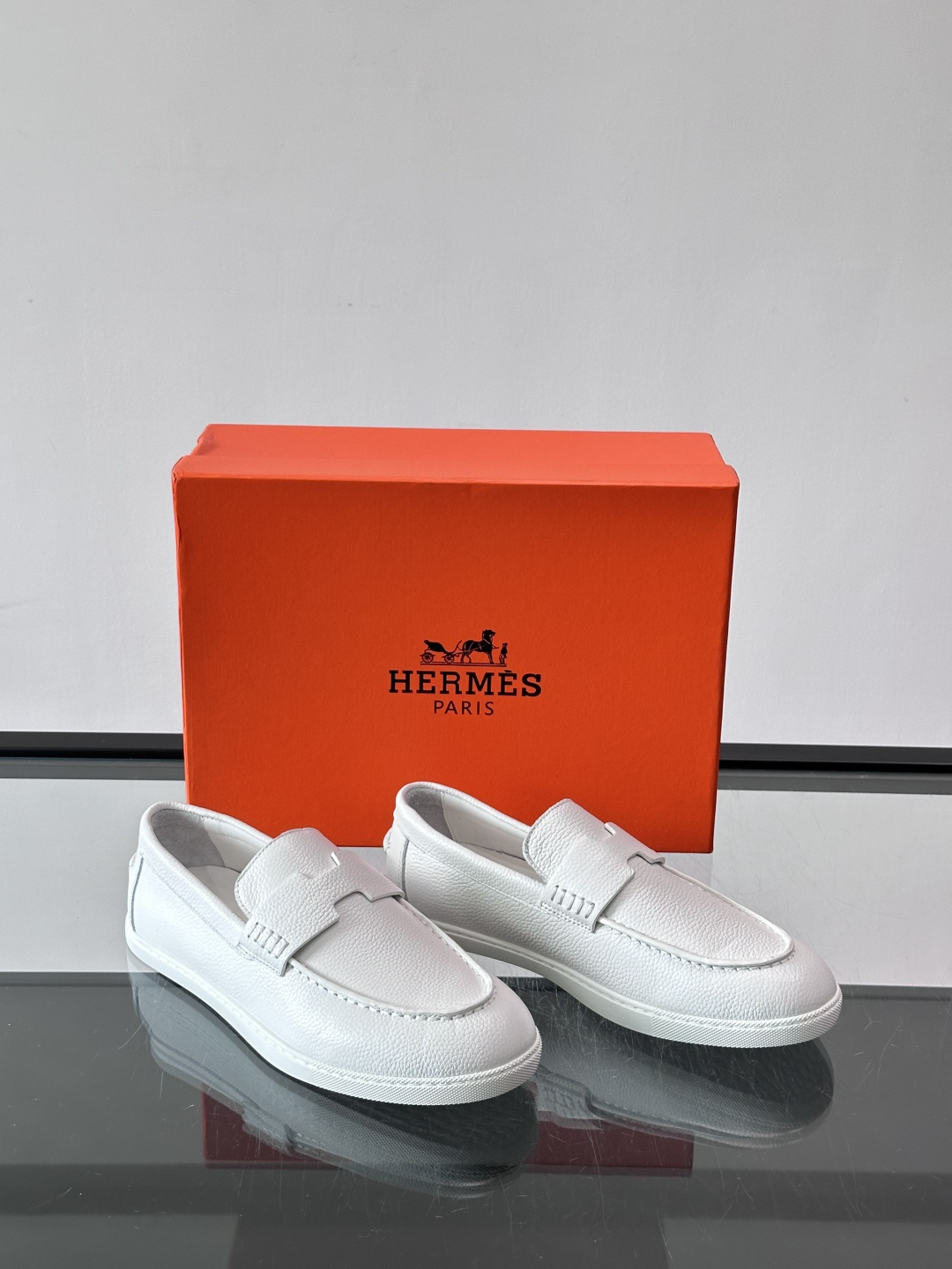 👞爱马仕H标麂皮乐福鞋,麂皮➕牛皮材质,柔软舒适,搭配标志性“H”字形装饰,简约又有辨识度✨。软底设计, 👞爱马仕H标麂皮乐福鞋,麂皮➕牛皮材质,柔软舒适,搭配标志性“H”字形装饰,简约又有辨识度✨。软底设计,