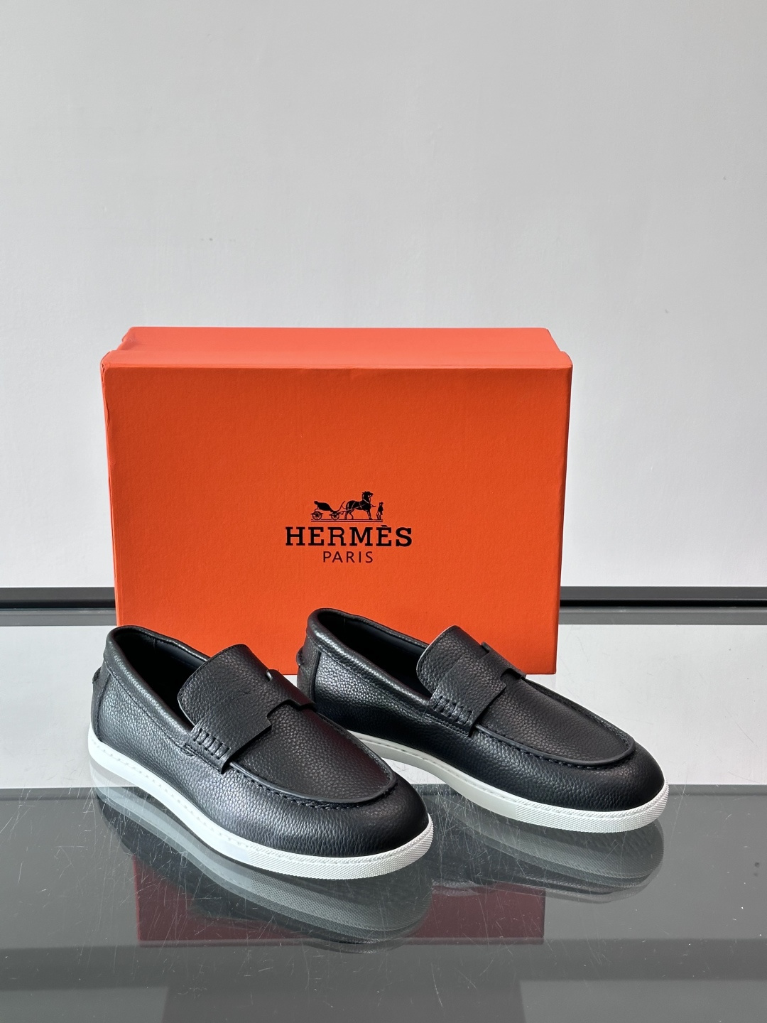 👞爱马仕H标麂皮乐福鞋,麂皮➕牛皮材质,柔软舒适,搭配标志性“H”字形装饰,简约又有辨识度✨。软底设计, 👞爱马仕H标麂皮乐福鞋,麂皮➕牛皮材质,柔软舒适,搭配标志性“H”字形装饰,简约又有辨识度✨。软底设计,