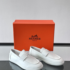 👞爱马仕H标麂皮乐福鞋,麂皮➕牛皮材质,柔软舒适,搭配标志性“H”字形装饰,简约又有辨识度✨。软底设计, 👞爱马仕H标麂皮乐福鞋,麂皮➕牛皮材质,柔软舒适,搭配标志性“H”字形装饰,简约又有辨识度✨。软底设计,