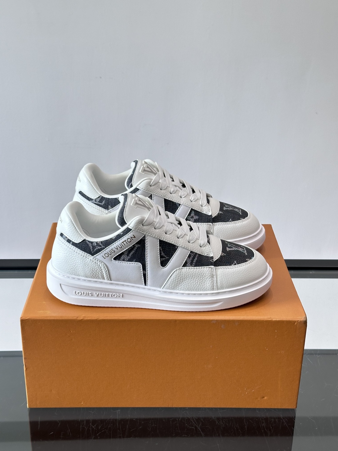 NO:854260,L Men's low-cut classic casual sneakers. This sneaker is made of soft cow leather. The rubber outsole completes the overall design, and the memory ergonomic insole upgrades the comfort experience. The pure cotton lining imported from Italy is high-end and comfortable, and the original outsole is light and wear-resistant!  Purely handmade, details determine quality!  Yuan, Size39-44 (customized at 38.45.46),,sneakers,cowhide19860909L 男士低帮经典休闲运动鞋,本款运动鞋为柔软牛皮革打造.橡胶外底完善整体设计,记忆性人体工学鞋垫升级舒适体验.意大利进口纯棉内里高档舒适,原版大底轻盈耐磨！纯手工制作,细节决定品质！ 元, Size39-44（38.45.46定制）,,sneakers,cowhide,Men's shoes