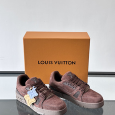 驴家 新配色 trainer运动鞋,本款 LV Trainer 运动鞋取材柔软粒面小牛皮,呈现纯净色调, 驴家 新配色 trainer运动鞋,本款 LV Trainer 运动鞋取材柔软粒面小牛皮,呈现纯净色调,