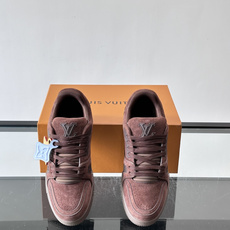 驴家 新配色 trainer运动鞋,本款 LV Trainer 运动鞋取材柔软粒面小牛皮,呈现纯净色调, 驴家 新配色 trainer运动鞋,本款 LV Trainer 运动鞋取材柔软粒面小牛皮,呈现纯净色调,