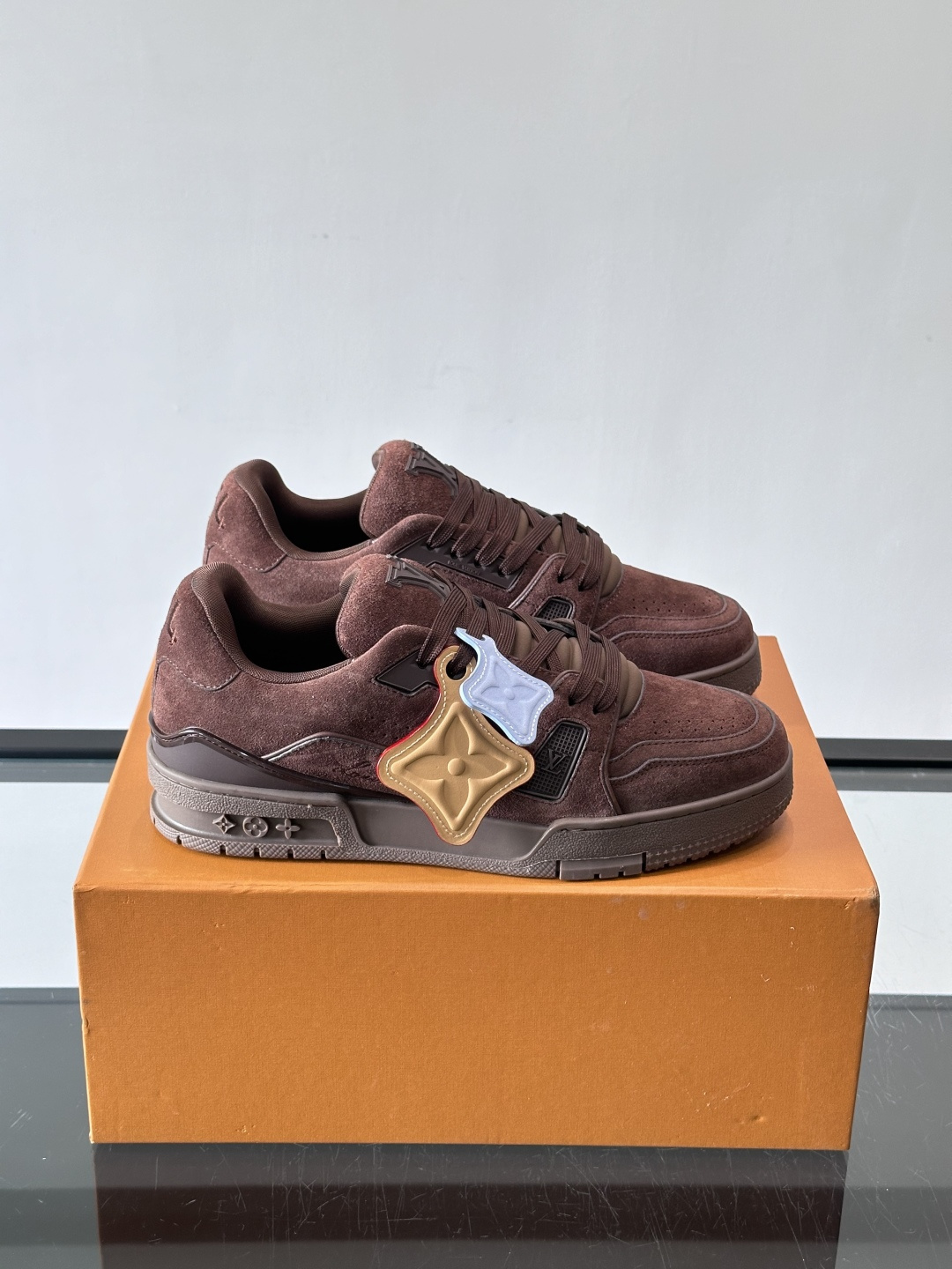 驴家 新配色 trainer运动鞋，本款 LV Trainer 运动鞋取材柔软粒面小牛皮，呈现纯净色调，