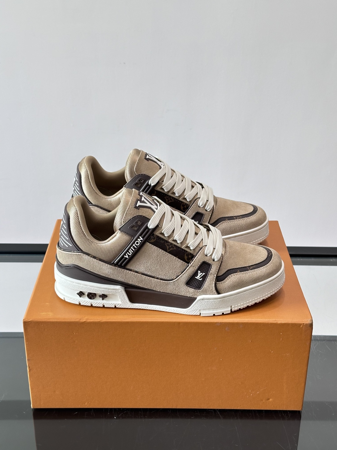 驴家 新配色 trainer运动鞋，本款 LV Trainer 运动鞋取材柔软粒面小牛皮，呈现纯净色调，