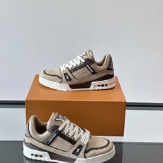 驴家 新配色 trainer运动鞋,本款 LV Trainer 运动鞋取材柔软粒面小牛皮,呈现纯净色调, 驴家 新配色 trainer运动鞋,本款 LV Trainer 运动鞋取材柔软粒面小牛皮,呈现纯净色调,