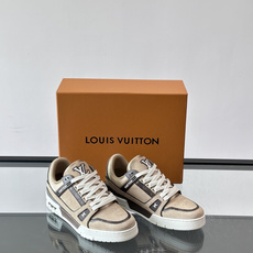 驴家 新配色 trainer运动鞋,本款 LV Trainer 运动鞋取材柔软粒面小牛皮,呈现纯净色调, 驴家 新配色 trainer运动鞋,本款 LV Trainer 运动鞋取材柔软粒面小牛皮,呈现纯净色调,