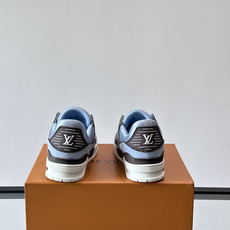 驴家 新配色 trainer运动鞋,本款 LV Trainer 运动鞋取材柔软粒面小牛皮,呈现纯净色调, 驴家 新配色 trainer运动鞋,本款 LV Trainer 运动鞋取材柔软粒面小牛皮,呈现纯净色调,