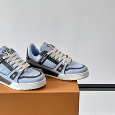 驴家 新配色 trainer运动鞋,本款 LV Trainer 运动鞋取材柔软粒面小牛皮,呈现纯净色调, 驴家 新配色 trainer运动鞋,本款 LV Trainer 运动鞋取材柔软粒面小牛皮,呈现纯净色调,