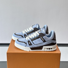 驴家 新配色 trainer运动鞋,本款 LV Trainer 运动鞋取材柔软粒面小牛皮,呈现纯净色调, 驴家 新配色 trainer运动鞋,本款 LV Trainer 运动鞋取材柔软粒面小牛皮,呈现纯净色调,