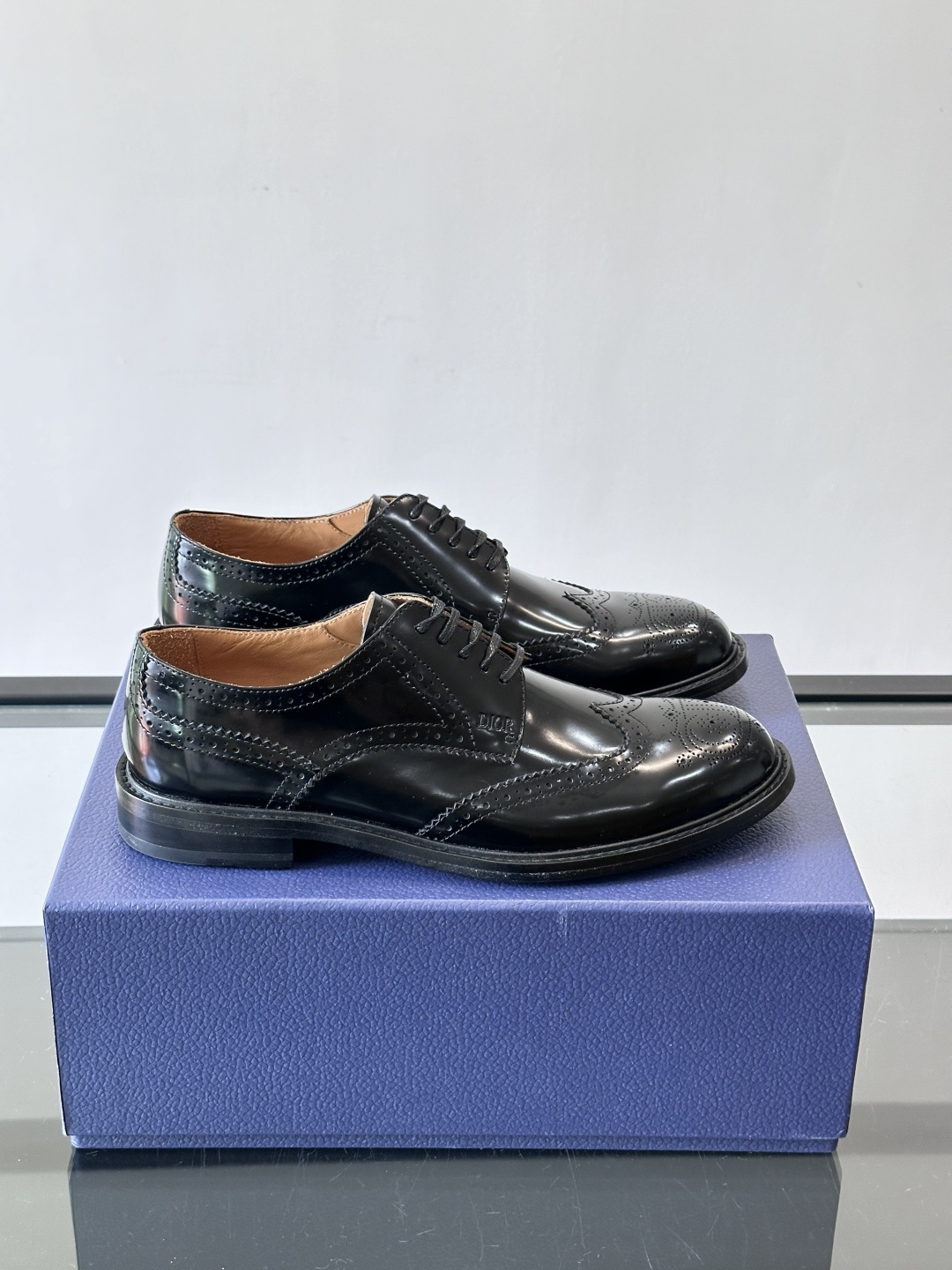 NO:854303,Dior men's leather shoes are made of imported first-layer cowhide, with classic presbyopic patterns on the uppers, making the brand highly recognizable. The lining and foot pads are made of calfskin, which is sweat-absorbent and breathable, and is very comfortable to wear for a long time. The soles are made of imported genuine leather, which is tough and breathable, and relieves foot fatigue. The overall design is simple and elegant, and can be easily used for business or leisure. Size39-45 (customized at 38.46), dior, cowhide19860909Dior男士皮鞋采用进口头层牛皮,鞋面搭配经典老花图案,品牌辨识度超高.内里和垫脚均为小牛皮,吸汗透气,长时间穿也很舒适.鞋底用进口真皮胚层,韧性好又透气,缓解脚部疲劳.整体设计简约大方,商务或休闲都能轻松驾驭 、size39-45（38.46定制）,,dior,cowhide,Men's shoes