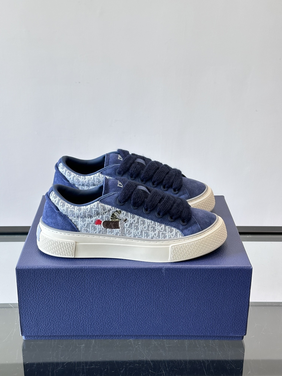 NO:854216,Dio~r's B33 sneakers are a new take on a classic tennis shoe, with a modern silhouette that emphasizes chunky texture. Crafted from calf leather and embellished with the Oblique print, they are unique with a padded tongue embellished with the Dior signature, wide mohair laces and tonal brass eyelets with a matte finish. Oblique print-effect rubber sole with contrasting Dior 30 Avenue Montaigne on the rear.  The logo enhances style. It can add fashionable temperament to casual looks. Yuan, Size39-44 (customized at 38.45.46), dior, sneakers, cowhide19860909Dio～r 这款 B33 运动鞋全新演绎经典的网球鞋,时尚廓形突显厚重质感.采用牛皮革精心制作,饰以 Oblique 印花,搭配饰以 Dior 标志的加垫鞋舌、马海毛宽鞋带和哑光饰面同色调黄铜孔眼,别具一格.Oblique 印花效果橡胶鞋底,后侧饰以对比鲜明的 Dior 30 Avenue Montaigne 标志提升格调.可为休闲造型增添时尚气质. 元,Size39-44（38.45.46定做）,,dior,sneakers,cowhide,Men's shoes