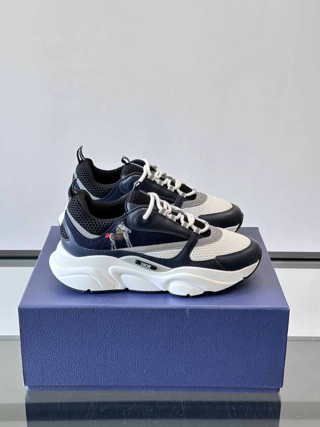 NO:854225,D x (high version) B22 men's jogging fashion sneakers, this item draws inspiration from retro jogging shoes. It adopts a thick low-top design, with an upper made of black cow leather and mesh fabric, and a black and white engraved rubber sole. The black mesh fabric tongue and heel support complement the black shoelaces, and are decorated with an embossed 'Di~r' logo on the side. This sneaker can be mixed with a classic suit to add a sporty and fashionable atmosphere!  Size39-44 (38, 45, 46, 47 can be customized),,sneakers,business suit,cowhide19860909D x（高版本）B22男士慢跑时尚运动鞋,这款单品从复古慢跑鞋汲取灵感.采用厚实的低帮设计,以黑色牛皮革以及网眼织物拼接鞋面,搭配黑白相间的刻花橡胶鞋底.黑色网眼织物鞋舌和鞋跟支撑与黑色鞋带相得益彰,侧面带有浮雕“Di～r”标志装饰.这款运动鞋可与经典西装混搭造型,增添运动时尚气息！ Size39-44（38、45、46、47可定做）,,sneakers,business suit,cowhide,Men's shoes