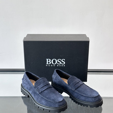 Boss男士乐福鞋,牛皮材质,质感细腻又耐用。厚底橡胶设计,防滑耐磨,日常通勤或商务休闲都很适合👞。经典 Boss男士乐福鞋,牛皮材质,质感细腻又耐用。厚底橡胶设计,防滑耐磨,日常通勤或商务休闲都很适合👞。经典