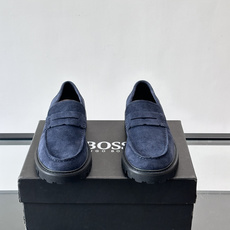 Boss男士乐福鞋,牛皮材质,质感细腻又耐用。厚底橡胶设计,防滑耐磨,日常通勤或商务休闲都很适合👞。经典 Boss男士乐福鞋,牛皮材质,质感细腻又耐用。厚底橡胶设计,防滑耐磨,日常通勤或商务休闲都很适合👞。经典