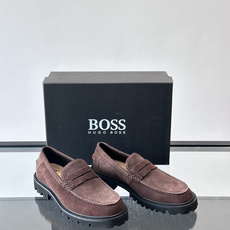 Boss男士乐福鞋,牛皮材质,质感细腻又耐用。厚底橡胶设计,防滑耐磨,日常通勤或商务休闲都很适合👞。经典 Boss男士乐福鞋,牛皮材质,质感细腻又耐用。厚底橡胶设计,防滑耐磨,日常通勤或商务休闲都很适合👞。经典