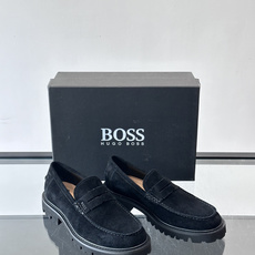 Boss男士乐福鞋,牛皮材质,质感细腻又耐用。厚底橡胶设计,防滑耐磨,日常通勤或商务休闲都很适合👞。经典 Boss男士乐福鞋,牛皮材质,质感细腻又耐用。厚底橡胶设计,防滑耐磨,日常通勤或商务休闲都很适合👞。经典