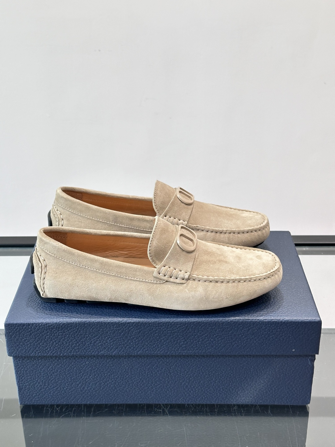 NO:854248,Gucci men's loafers are made of first-layer cowhide, which is soft and breathable. The upper has a fine texture and is equipped with decorative buckles. It is simple and detailed. The soft-soled design is comfortable to wear and suitable for long-term walking or driving. The one-leg design is super convenient and can be easily controlled for business and leisure. It is versatile and suitable for commuting, parties, and daily outings. ,size39-44 (customized at 38.45.46),,gucci,loafers,cowhide19860909Gucci男士乐福鞋豆豆鞋选用头层牛皮,柔软透气,鞋面有细腻纹理,搭配装饰扣,简约又有细节感.软底设计,穿着舒适,适合长时间行走或驾车.一脚蹬设计超方便,商务休闲都能轻松驾驭,百搭,通勤、聚会、日常出街都很合适. ,size39-44（38.45.46定制）,,gucci,loafers,cowhide,Men's shoes