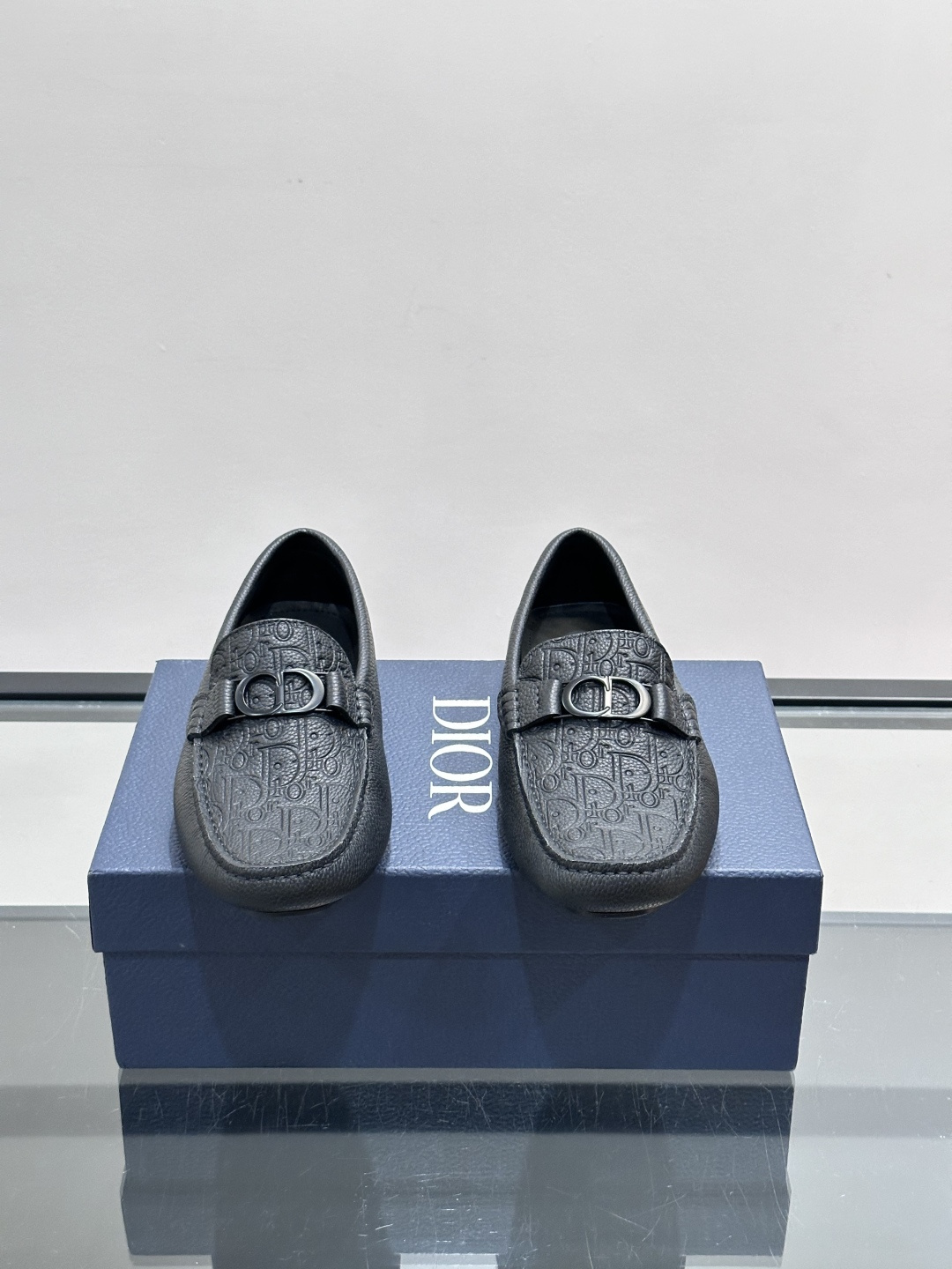 Dior 懒人驾车鞋豆豆鞋，这款豆豆鞋由进口牛皮制成，精致时髦。鞋面饰带皮革饰以金属品牌徽标，原版防滑橡