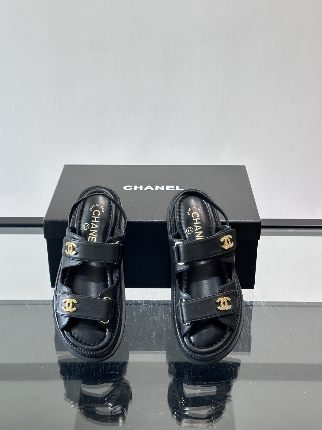 ​🤍Chanel双C香奈儿定制款魔术贴凉鞋，牛皮+金属双C标志，简约又超有辨识度！发泡大底轻盈舒适，夏天