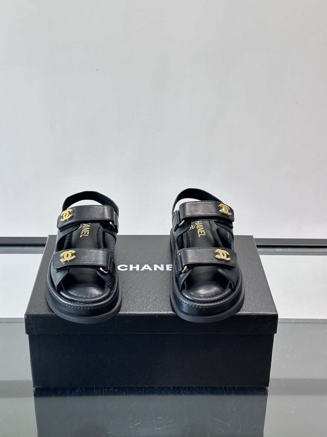 ​🤍Chanel双C香奈儿定制款魔术贴凉鞋，牛皮+金属双C标志，简约又超有辨识度！发泡大底轻盈舒适，夏天