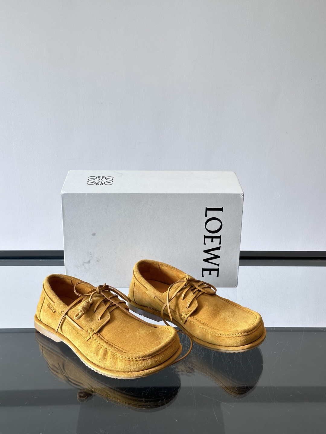 Loewe男士乐福鞋，选用优质麂皮，触感柔软，质感细腻，复古又时髦✨。经典系带+低帮设计，日常穿脱超方便
