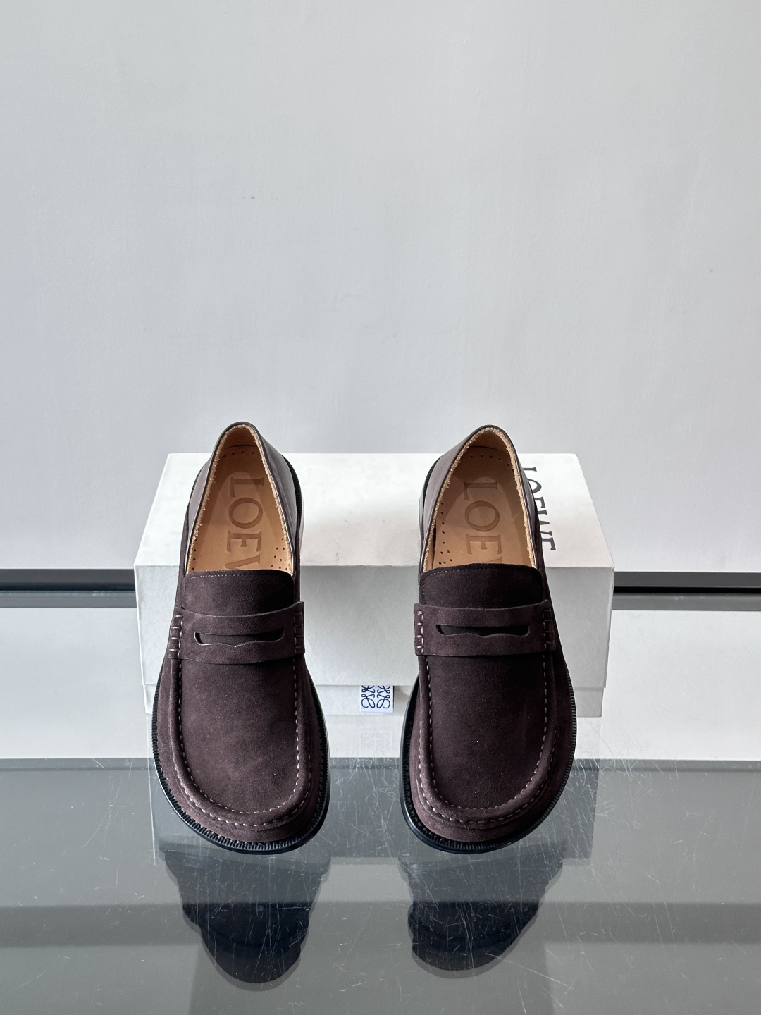 👞Loewe 乐福鞋采用牛皮革，莫卡辛鞋头+无衬里设计，简约又高级✨。，日常通勤或休闲都很舒适。侧面有L