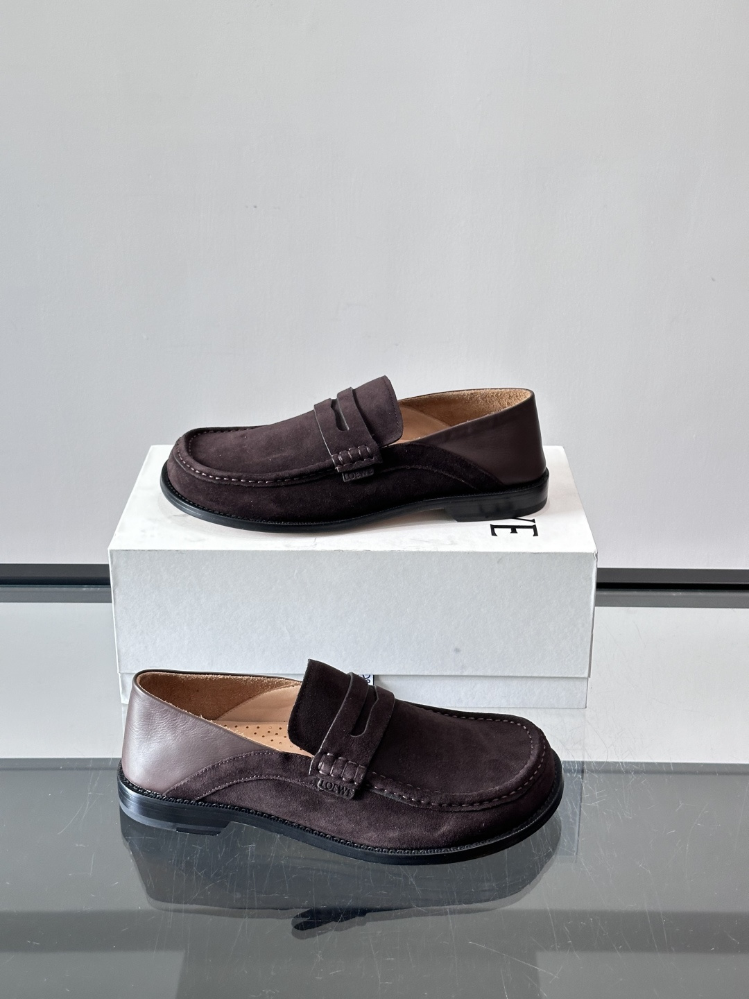 👞Loewe 乐福鞋采用牛皮革，莫卡辛鞋头+无衬里设计，简约又高级✨。，日常通勤或休闲都很舒适。侧面有L
