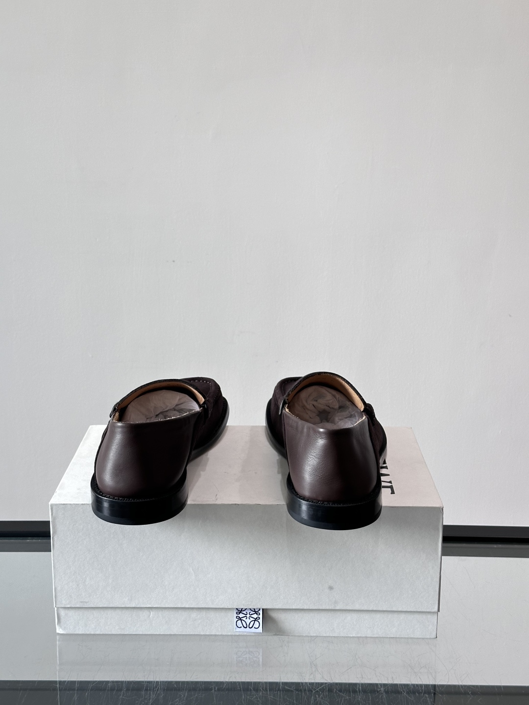 👞Loewe 乐福鞋采用牛皮革，莫卡辛鞋头+无衬里设计，简约又高级✨。，日常通勤或休闲都很舒适。侧面有L