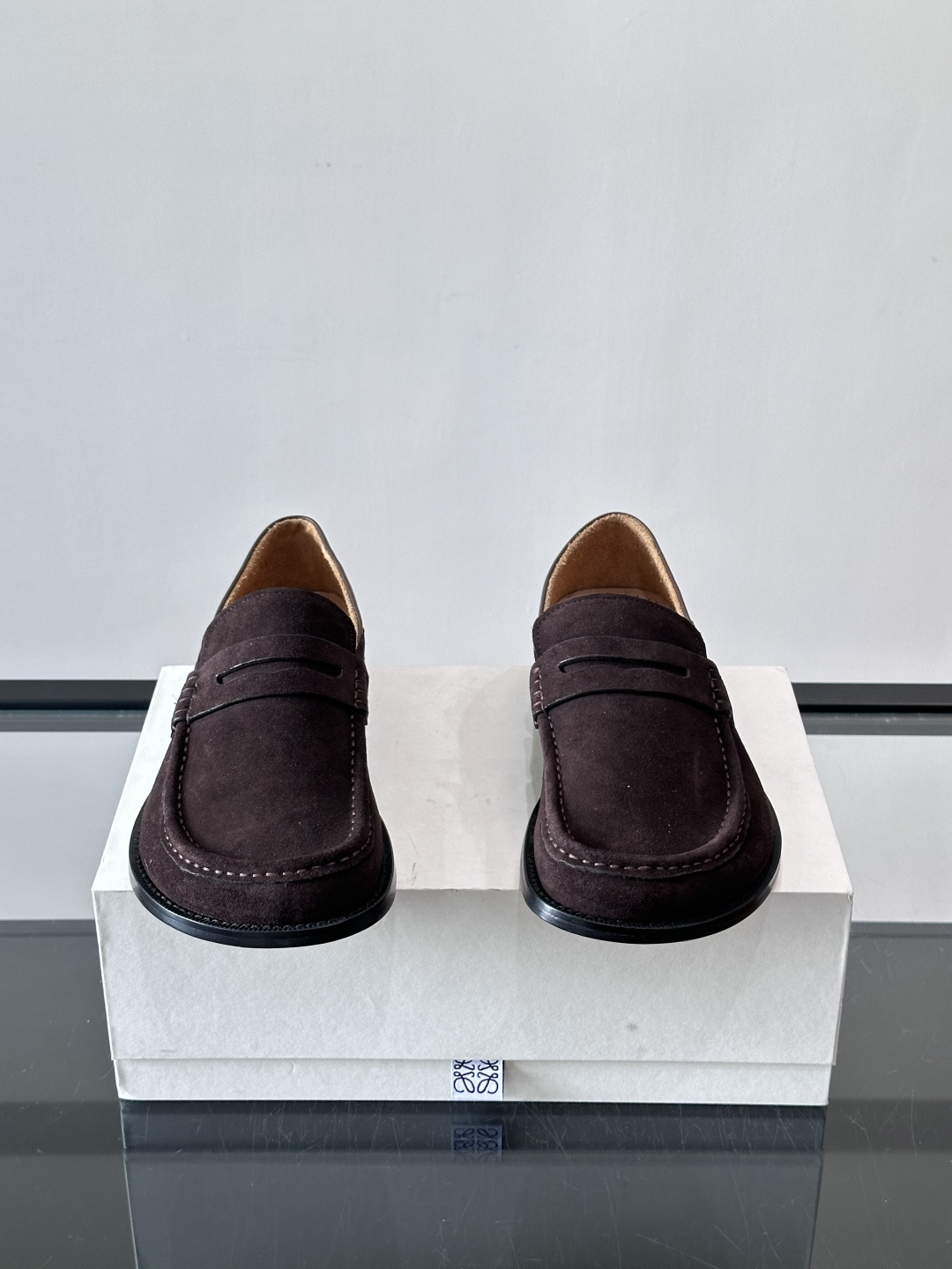 👞Loewe 乐福鞋采用牛皮革，莫卡辛鞋头+无衬里设计，简约又高级✨。，日常通勤或休闲都很舒适。侧面有L