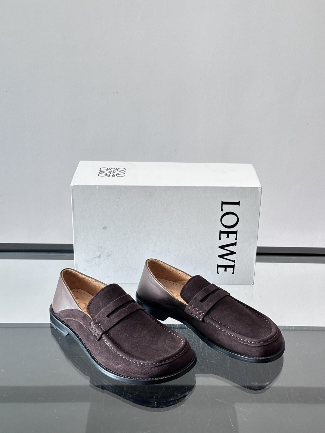 👞Loewe 乐福鞋采用牛皮革，莫卡辛鞋头+无衬里设计，简约又高级✨。，日常通勤或休闲都很舒适。侧面有L
