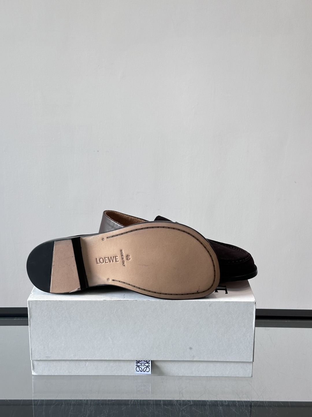 👞Loewe 乐福鞋采用牛皮革，莫卡辛鞋头+无衬里设计，简约又高级✨。，日常通勤或休闲都很舒适。侧面有L