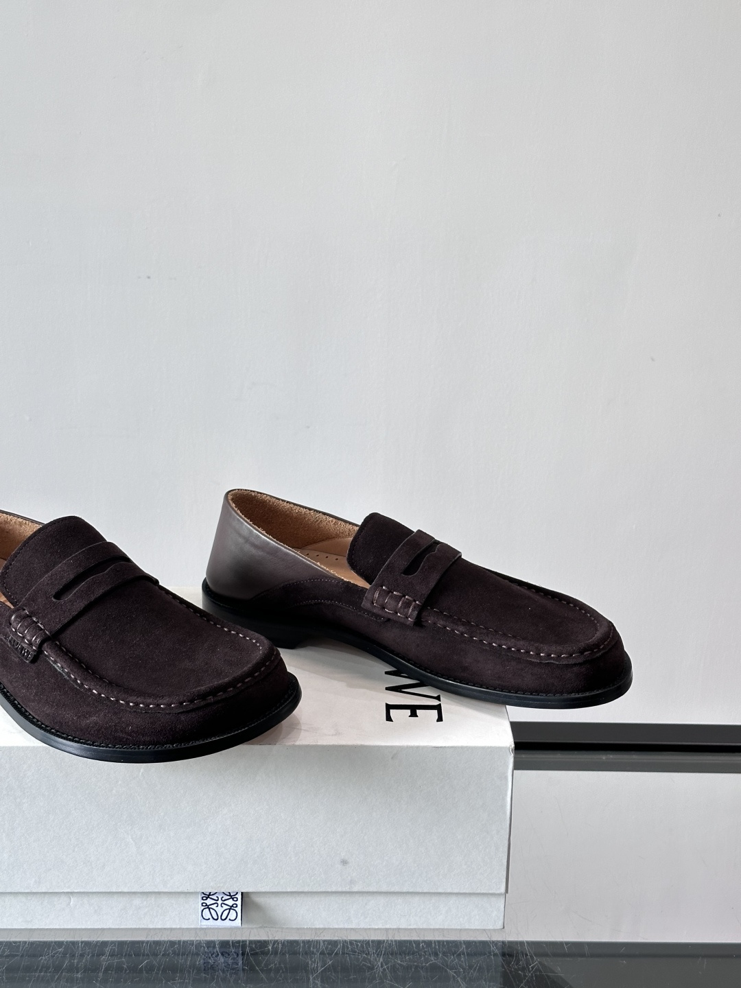 👞Loewe 乐福鞋采用牛皮革，莫卡辛鞋头+无衬里设计，简约又高级✨。，日常通勤或休闲都很舒适。侧面有L