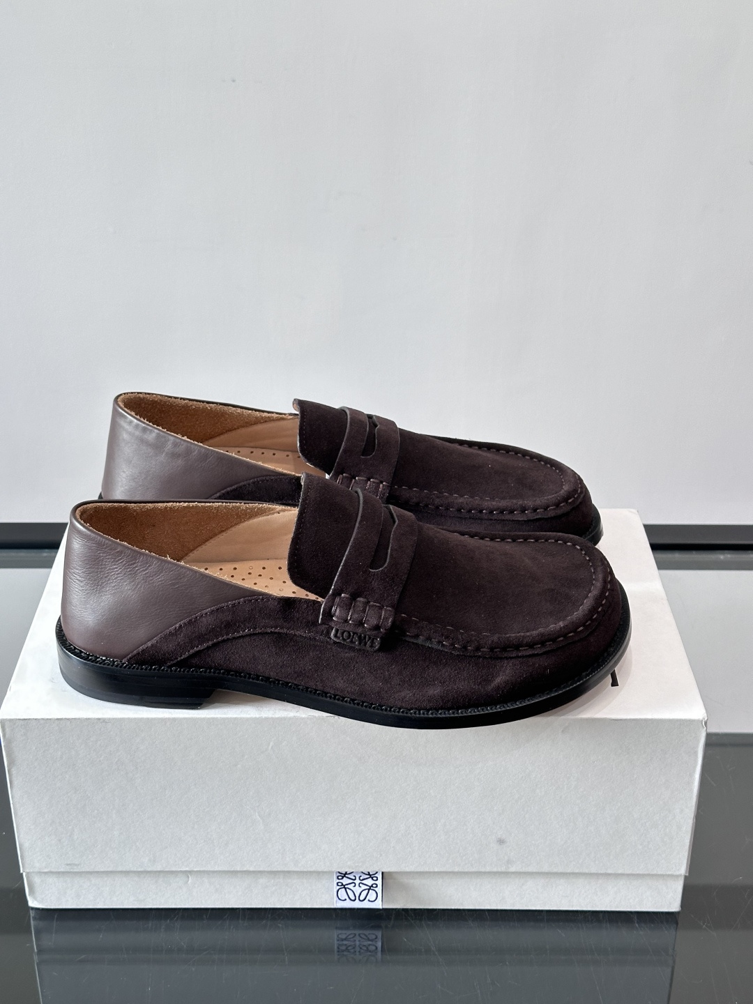 👞Loewe 乐福鞋采用牛皮革，莫卡辛鞋头+无衬里设计，简约又高级✨。，日常通勤或休闲都很舒适。侧面有L