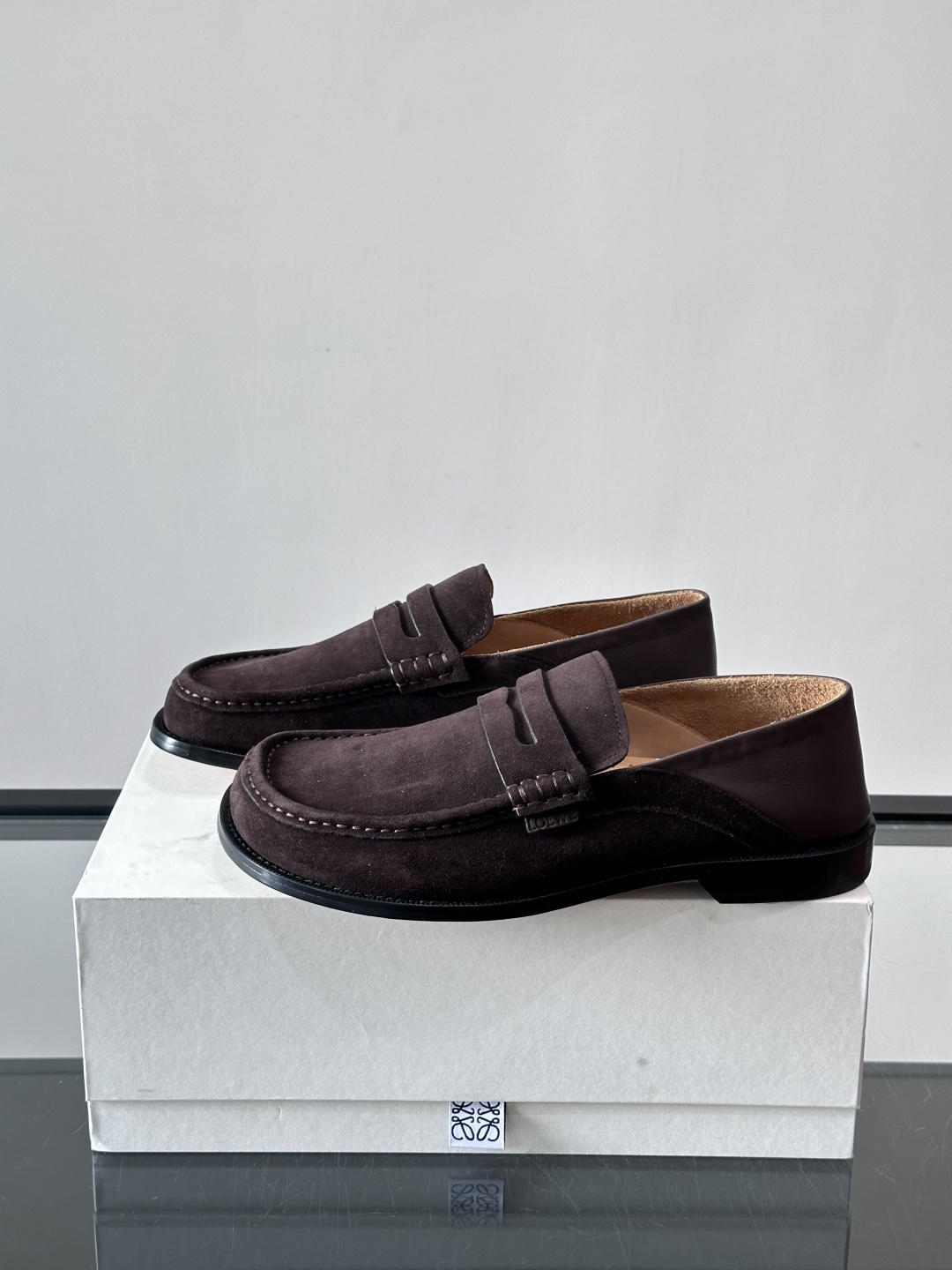 👞Loewe 乐福鞋采用牛皮革，莫卡辛鞋头+无衬里设计，简约又高级✨。，日常通勤或休闲都很舒适。侧面有L
